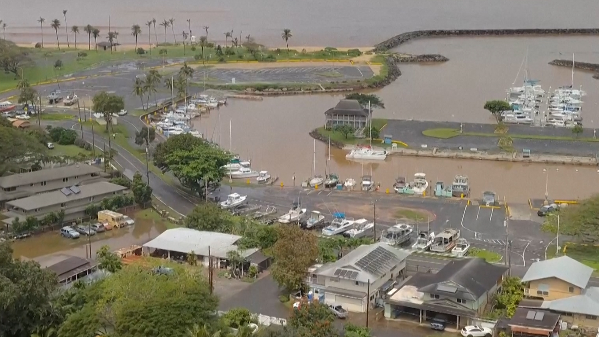 Rekaman drone menunjukkan banjir di Oahu Hawaii akibat badai Kona