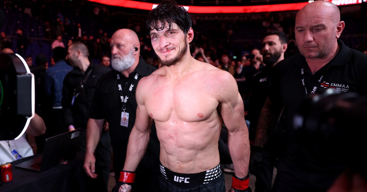 Movsar Evloev merayakan kemenangan setelah mengalahkan Lerone Murphy di UFC