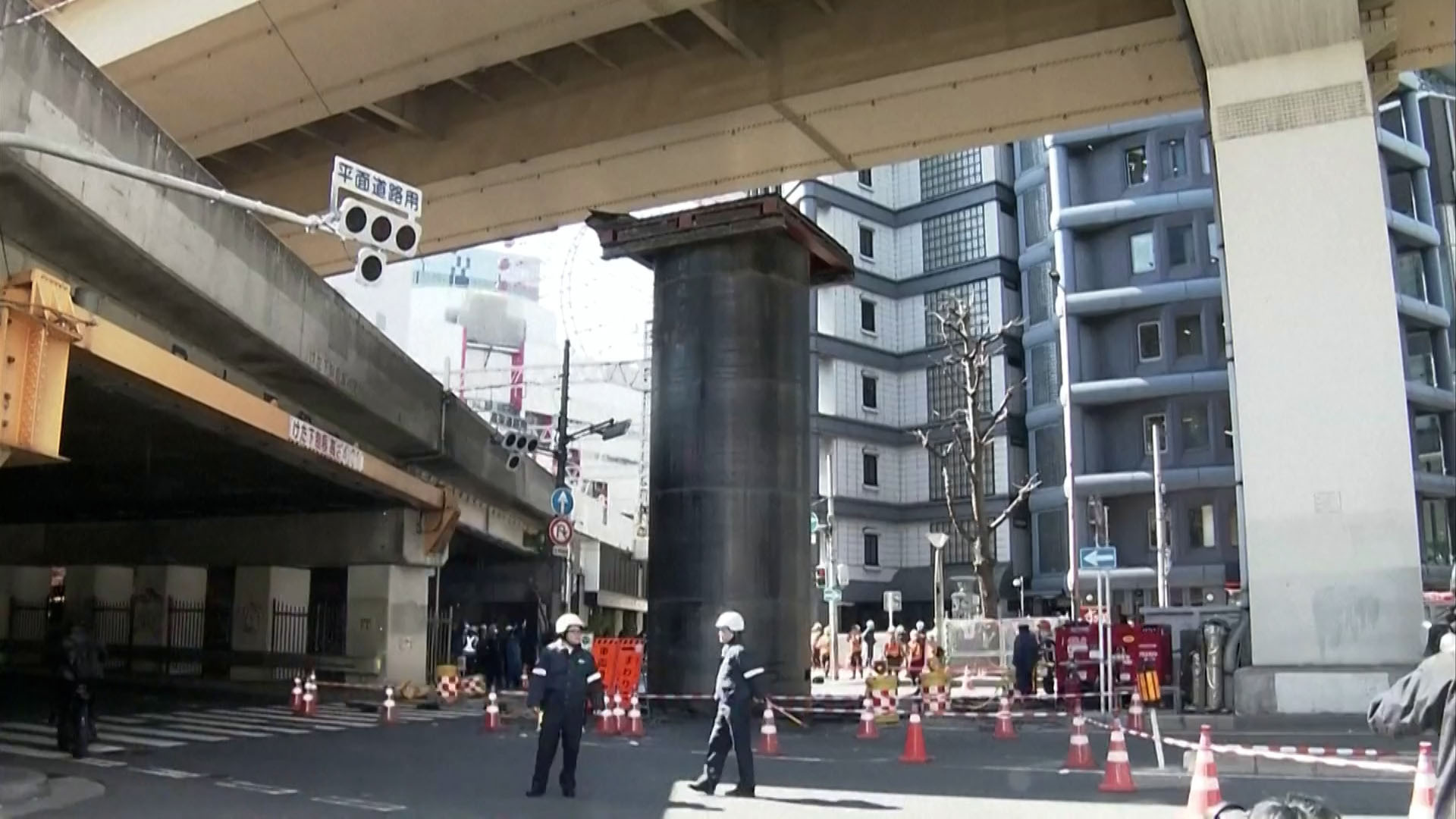 Pipa besar muncul dari tanah di Osaka, Jepang, menyebabkan kemacetan.